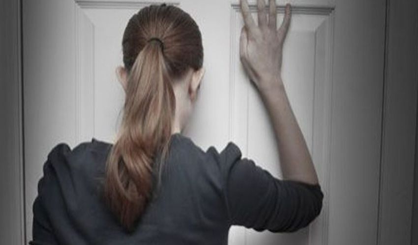 Wachtende bewoner voor een dichte deur in Lisse Wachtende bewoner voor een dichte deur in Lisse